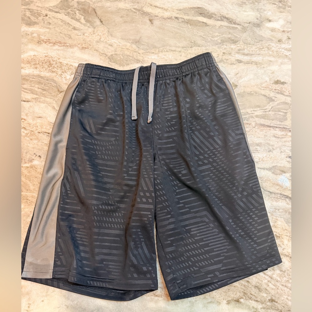 Under Armour Boys Athletic Shorts Youth Medium Gray Training Gym